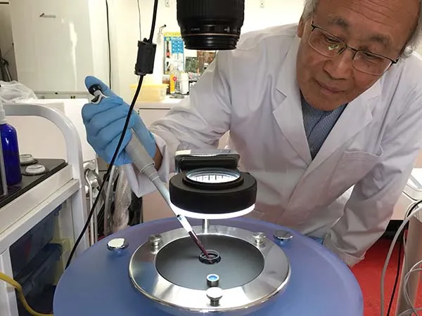 Dr Sungchul Ji pipetting a sample into the CymaScope
